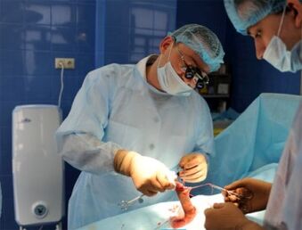Χειρουργική διεύρυνσης πέους που γίνεται από χειρουργούς