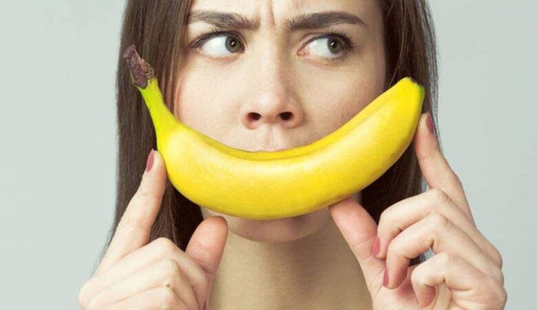 κορίτσι με μπανάνα μιμείται τη μεγέθυνση πέους με μασάζ
